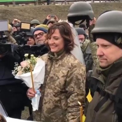 Животът продължава! Сватба до КПП на входовете на Киев ВИДЕО