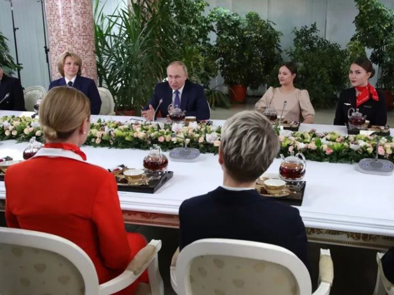 Странности откриха на ВИДЕОТО от срещата между Путин и стюардесите