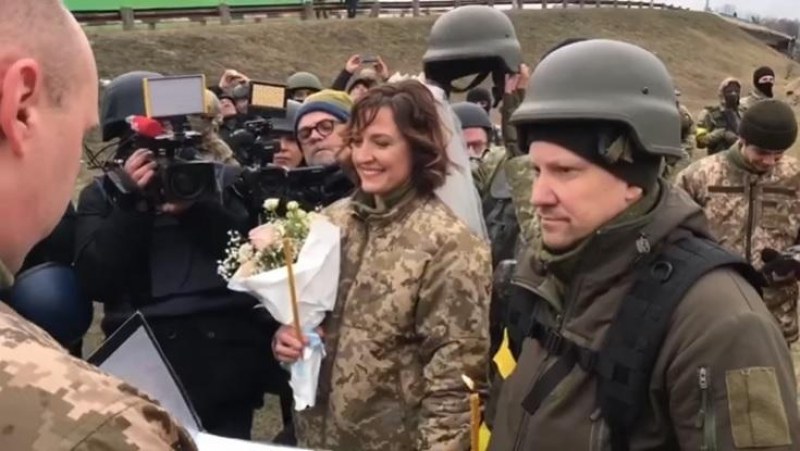 Животът продължава! Сватба до КПП на входовете на Киев ВИДЕО