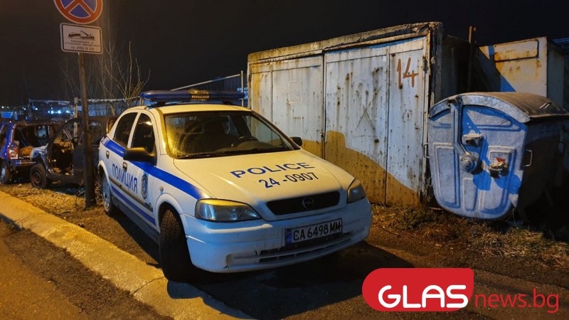 Арестувани са 12 души за запалените полицейски автомобили