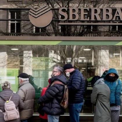 Руски банки започват да пускат карти от китайската платежна система