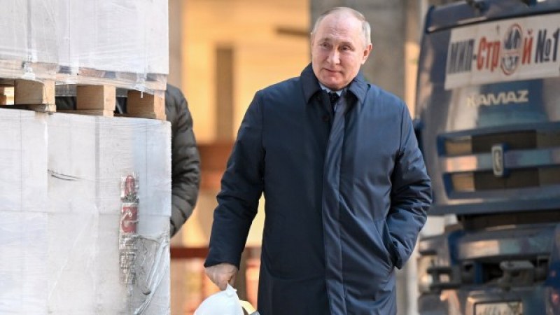 Путин с неподвижна дясна ръка и със странна походка – крие оръжие ли?