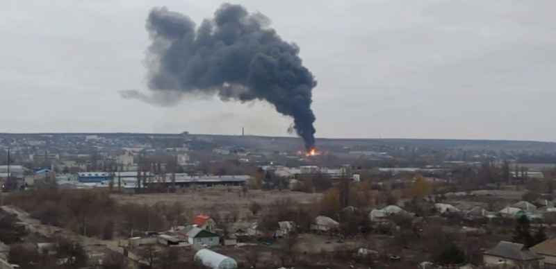 Силен взрив разтърси Луганск. Горят резервоари с гориво в нефтена база ВИДЕО