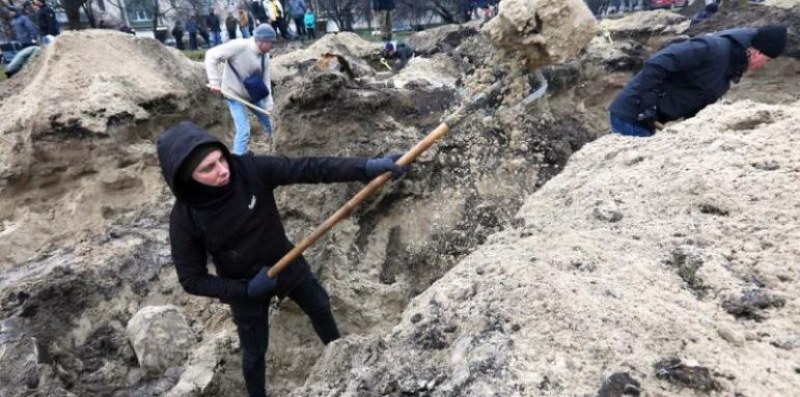 Защитата на Киев: Украинците копаят окопи, готвят изненади за руснаците