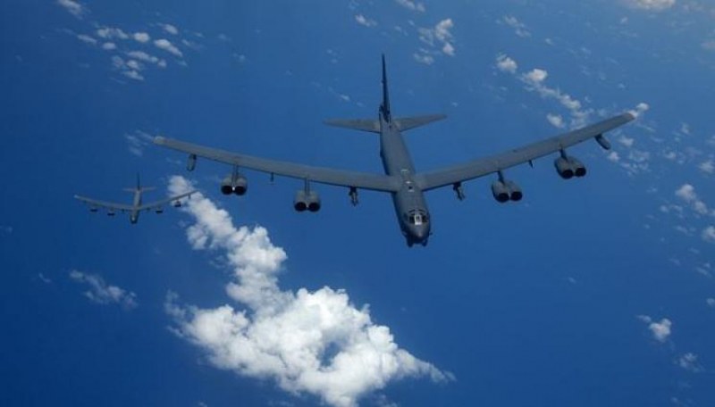 Два американски стратегически бомбардировача B-52 Стратофортрес са направили обиколка на