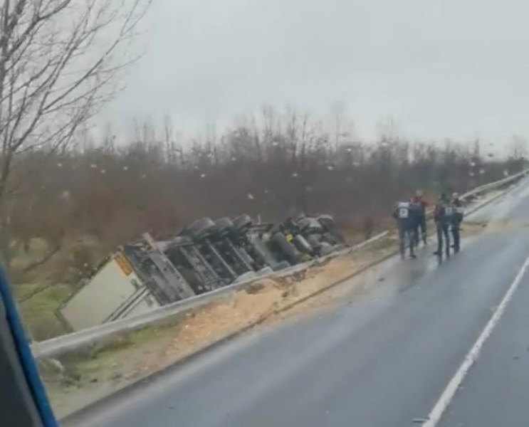 Катастрофа до Пловдив! Камион се обърна в канавката, има пострадал