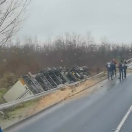 Катастрофа затруднява движението по пътя между Пловдив и Раковски Сигналът