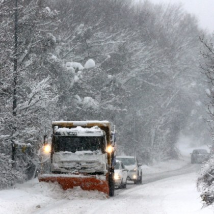 Поради силен снеговалеж се ограничава движението на тежкотоварни автомобили с