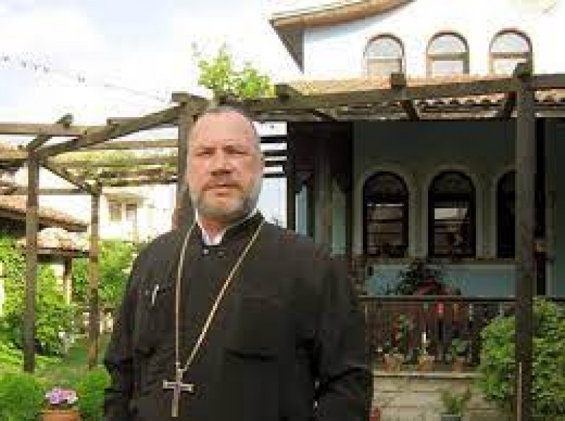 Отец Боян Саръев настани майки с деца от Украйна в манастира в Кърджали