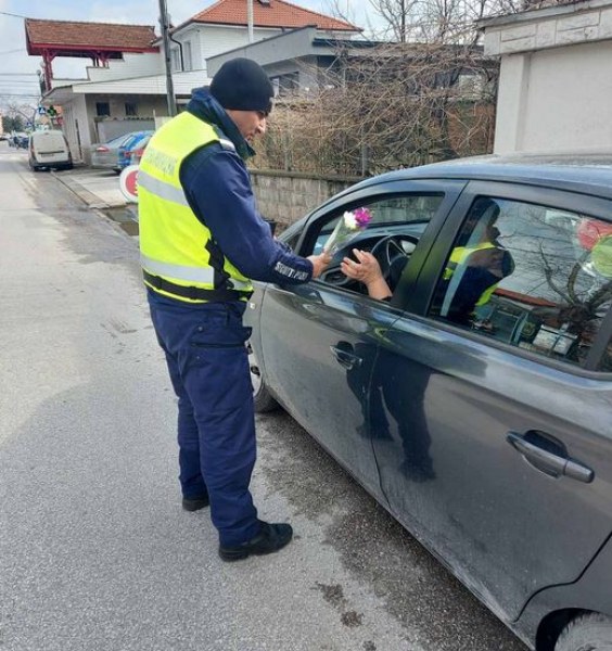Полицаи в Раковски изненадаха дамите шофьори СНИМКИ