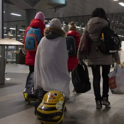 Всеки ден на централната гара в Берлин пристигат бежанци от