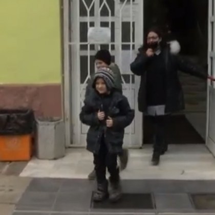 Две украински деца избягали от войната тръгнаха на училище в
