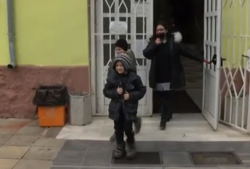 Саша и Коля на училище у нас. Баща им се връща на фронта, воюва за Украйна