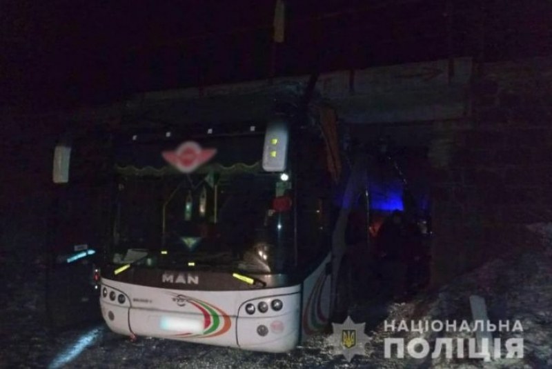 В района на Черкаси автобус с евакуирани украинци попадна в
