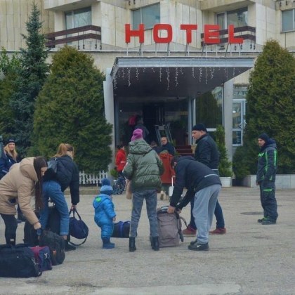 Мястото на бежанците може да бъде в хотелите само временно