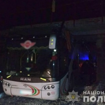 В района на Черкаси автобус с евакуирани украинци попадна в