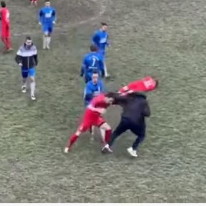 Масово сбиване на мач! И феновете се включиха в мелето  ВИДЕО