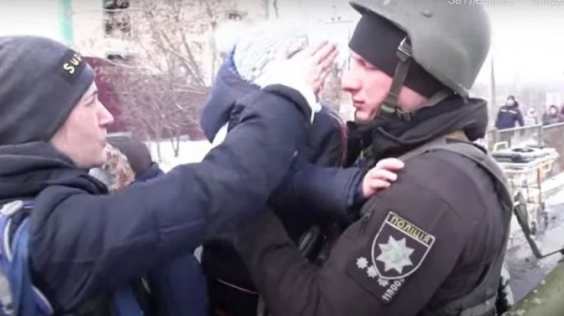 Украински офицер се сбогува със семейството си! ВИДЕОТО, което разплака света