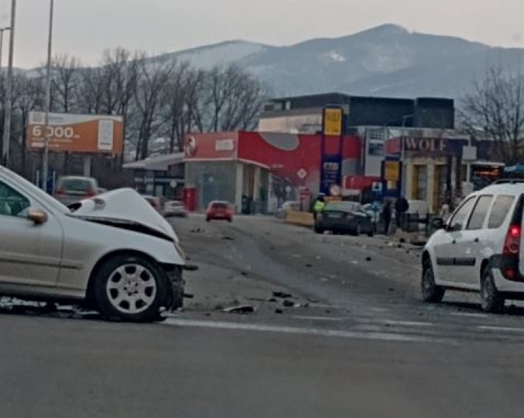 Кола прегази мъж на спирка след тежка катастрофа СНИМКИ