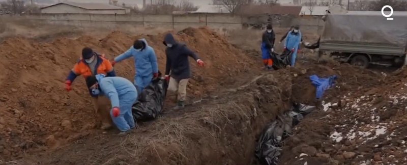 В чували, положени един до друг – масов гроб в Мариупол