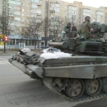 Руски танк е открил огън по кола в която са