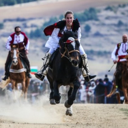 Зрелищни надбягвания с коне състезания с каруци и конкурси за