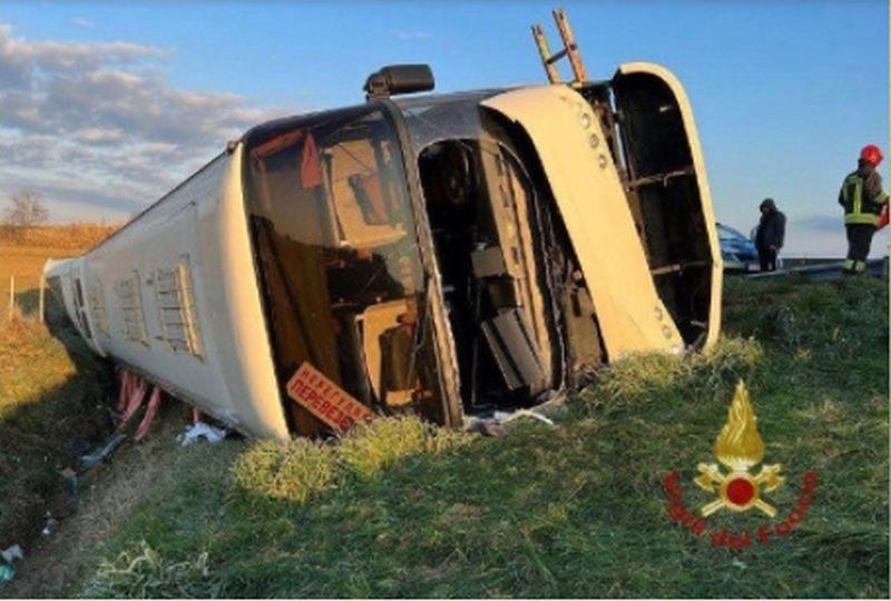 Автобус с украински бежанци катастрофира в Италия, жена е загинала СНИМКА