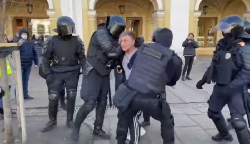 Около 300 задържани за антивоенни протести в Русия  ВИДЕО