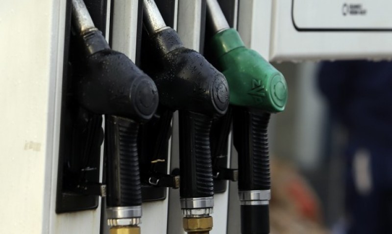Правителството ще опита да задържи цените на горивата под 3 лева