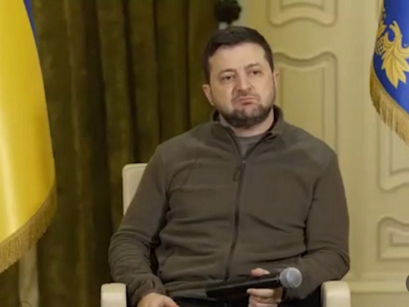 Странни мимики на Зеленски на среща с журналисти бяха уловени на ВИДЕО