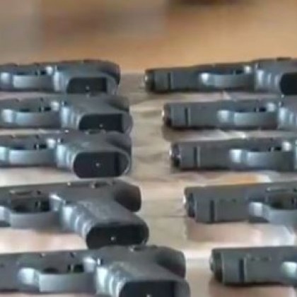 На адрес в Кърджали са открити 49 пистолета без боеприпаси