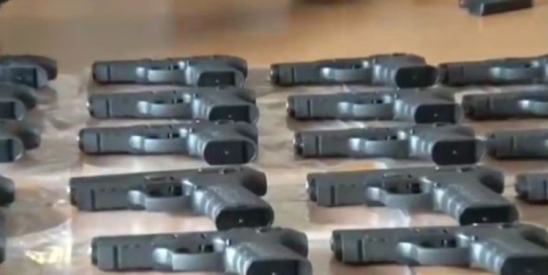 На адрес в Кърджали са открити 49 пистолета без боеприпаси.