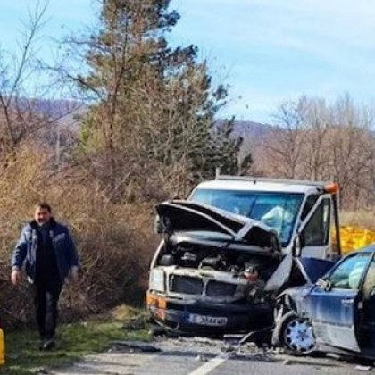 Катастрофа между лек автомобил Мерцедес и лекотоварен камион Фолксваген затвори