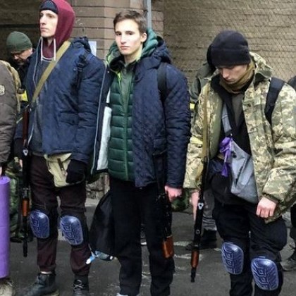 Екип на BBС разказва за младежи от украинската армия които