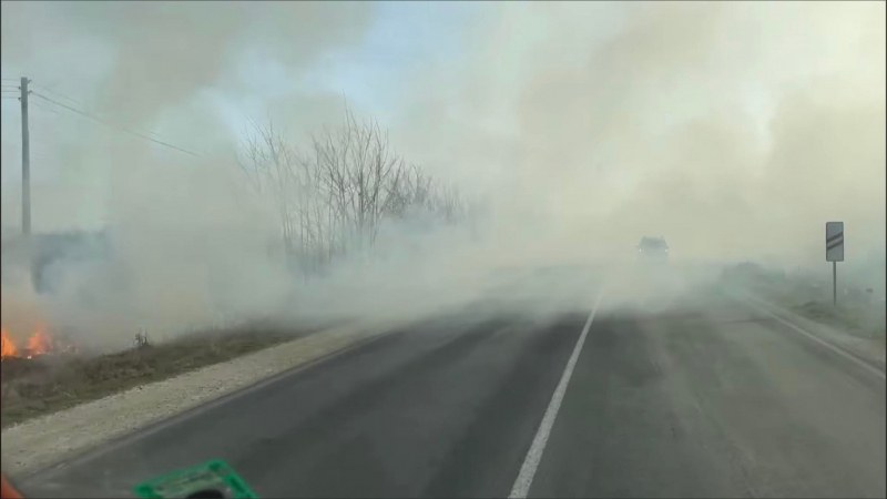 Гъст дим се стеле на платното на пътя Пловдив-Карлово. За