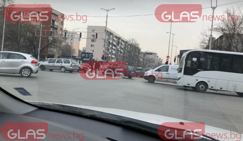 Две коли се блъснаха на натоварено кръстовище в Пловдив СНИМКИ