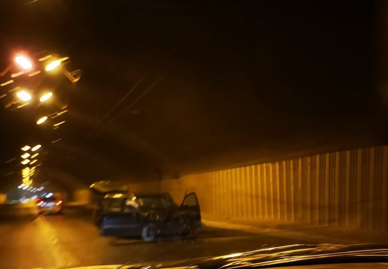 Самокатастрофирал автомобил в Тунела на Пловдив затруднява движението, сигнализираха читатели