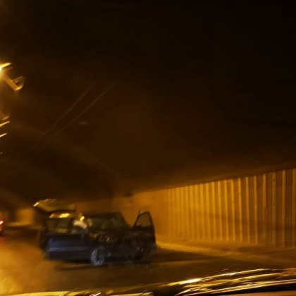 Самокатастрофирал автомобил в Тунела на Пловдив затруднява движението сигнализираха читатели на