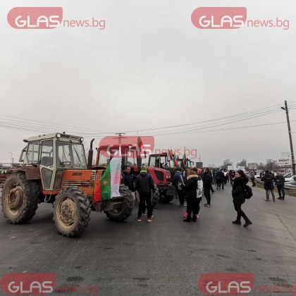 Десетки земеделски производители от Пловдивско блокираха пътя Пловдив Карлово в района