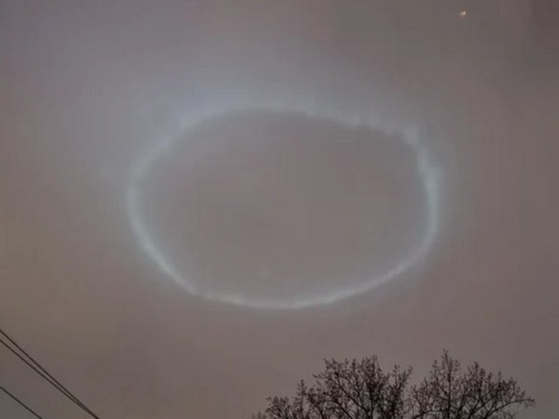Мистериозен светещ пръстен в небето озадачи Мрежата