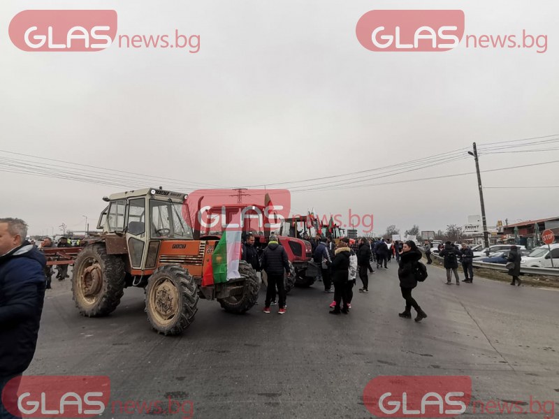 Земеделци блокираха пътя Пловдив-Карлово: Не убивайте българското земеделие