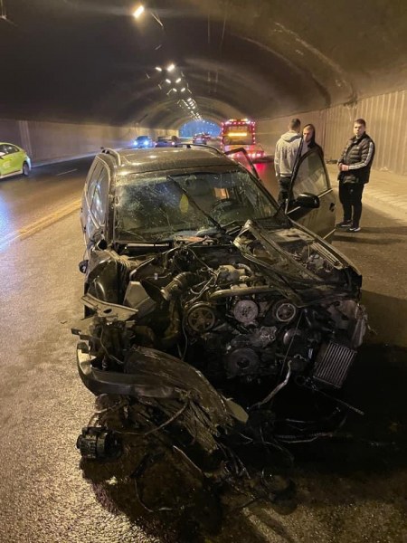 22-годишен потроши автомобила си Фолксваген в тежка катастрофа в тунела