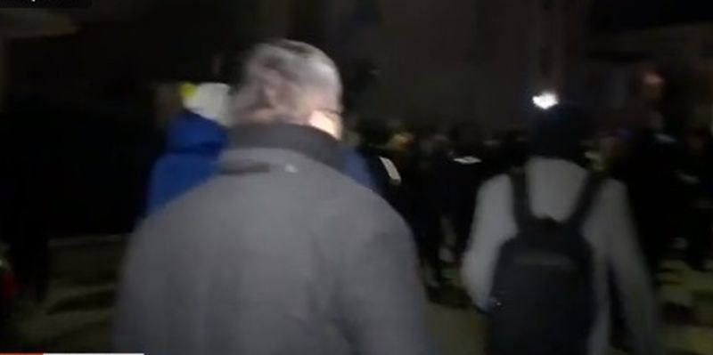 Борисов е изведен от дома си от полицаи. Всички събрали