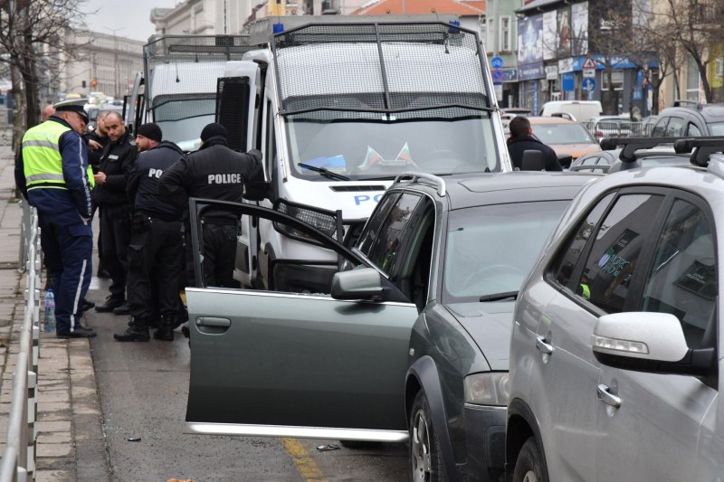 Катастрофа, арест и ранени - така завърши гонката между патрулка и кола в София СНИМКИ