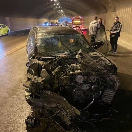 22 годишен потроши автомобила си Фолксваген в тежка катастрофа в тунела