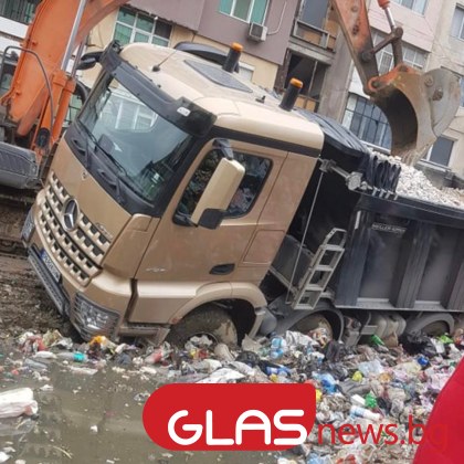 На куриозен случай станаха свидетели пловдивчани Тежкотоварен камион потъна в пловдивския