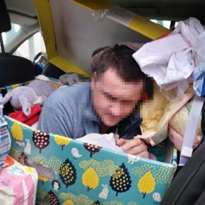 Граничните власти на Украйна откриха мъж скрит кутия за играчки
