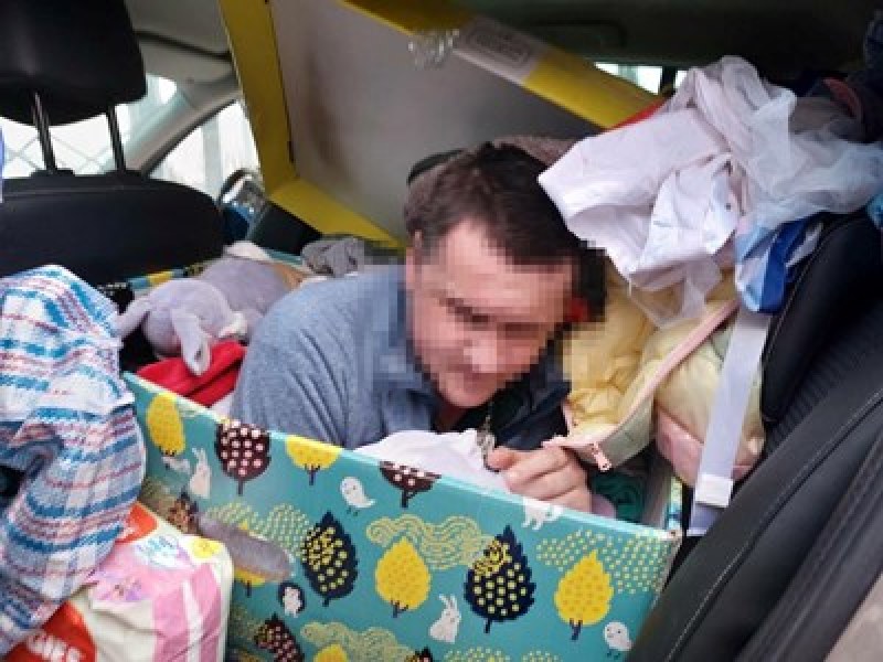 Граничните власти на Украйна откриха мъж, скрит кутия за играчки,