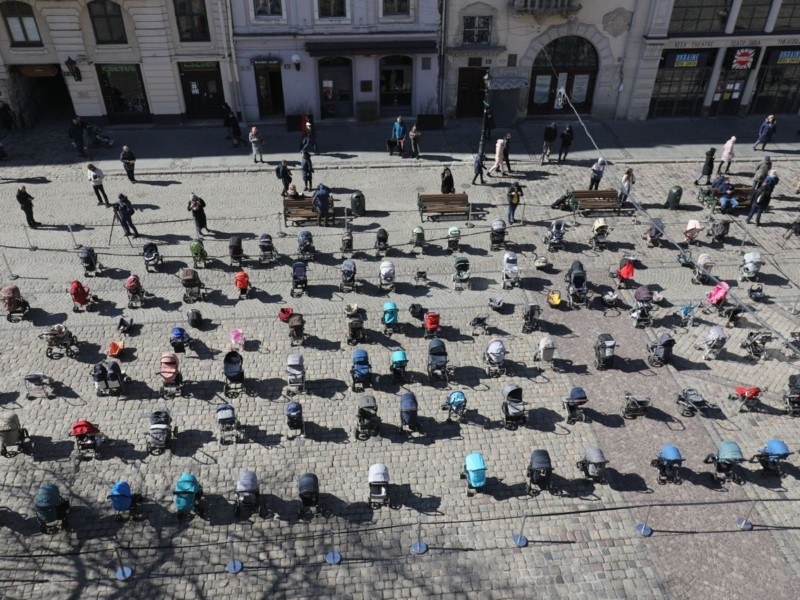 109 празни детски колички наредиха в Лвов. Кметът: Тези ангели пазят небето над Украйна