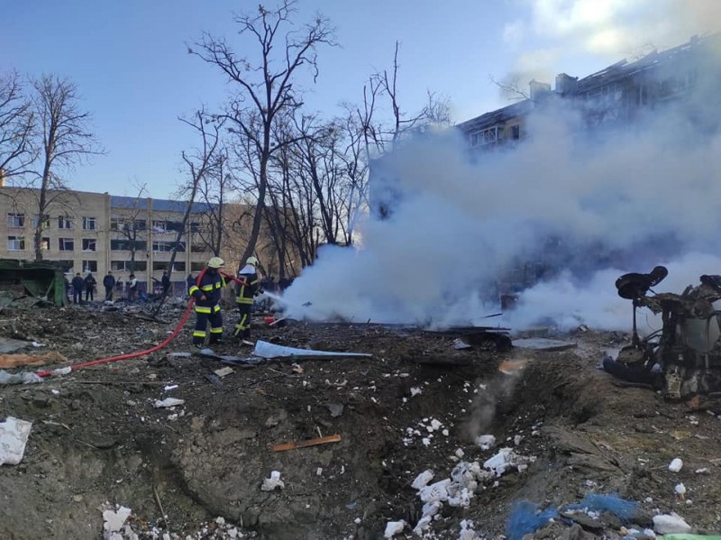Част от ракета се разби в Киев, има жертва и ранени СНИМКИ